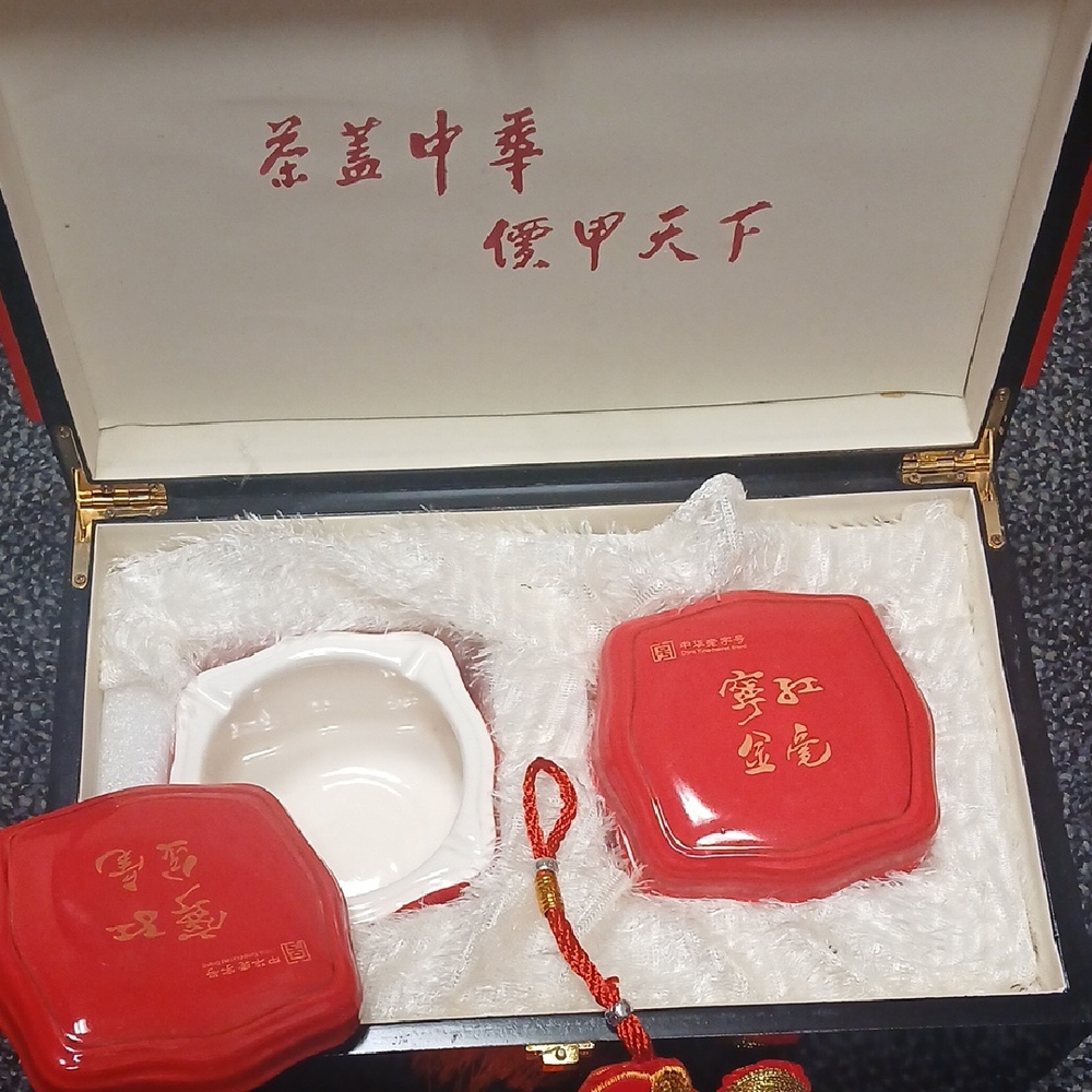 Oriental Red and White Decorative Dried Tea Holder.